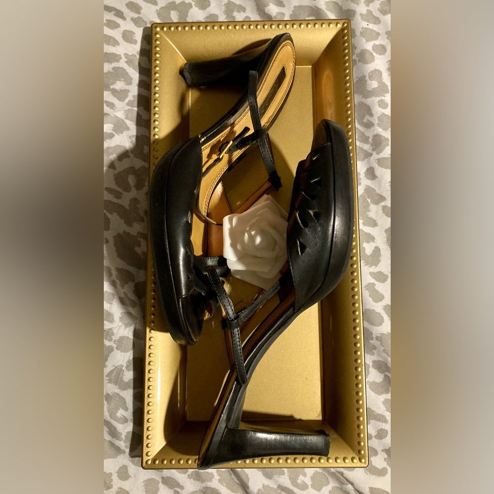 Leather heels with strap - Picture 2 of 4